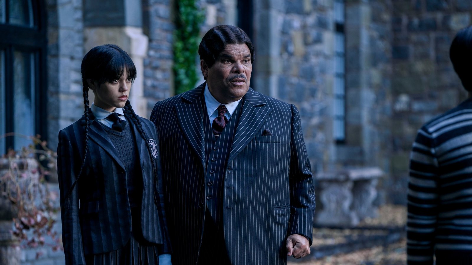 Jenna Ortega schlüpft in die Rolle der „Wednesday“, ihr Vater wird von Luis Guzmán verkörpert.Foto: VLAD CIOPLEA/NETFLIX
