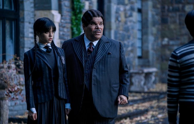 Jenna Ortega schlüpft in die Rolle der „Wednesday“, ihr Vater wird von Luis Guzmán verkörpert.<span class='image-autor'>Foto: VLAD CIOPLEA/NETFLIX</span>