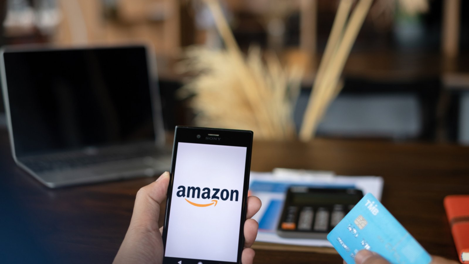 Akzeptiert Amazon die EC-Karte als Zahlungsmittel?Foto: Worawee Meepian / shutterstock.com