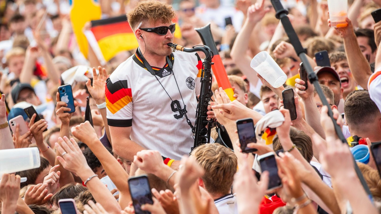 Schnura und das Saxofon: Ein Ballermann-Hit zur WMFoto: Christoph Schmidt/dpa Schnura und das Saxofon: Ein Ballermann-Hit zur WMFoto: Christoph Schmidt/dpa