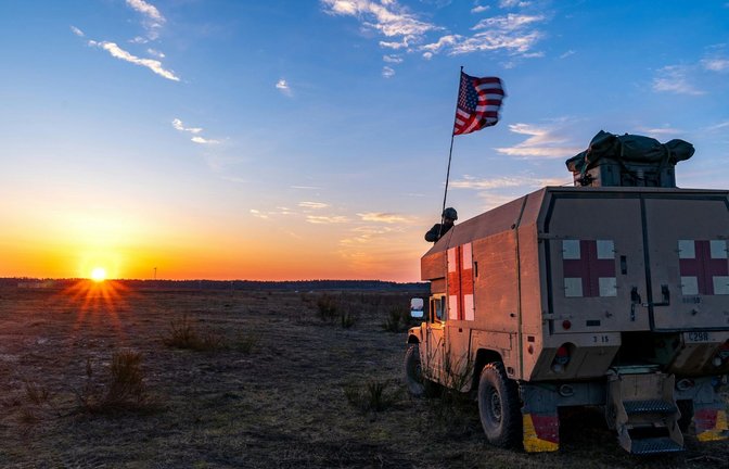 Gemeinsam üben: Neun Länder, darunter Deutschland und die USA, – hier ein US-Sanitätsfahrzeug – nahmen in der ersten Märzhälfte an der Nato-Gefechtsübung Dragon 2024 teil.<span class='image-autor'>Foto: NATO</span>