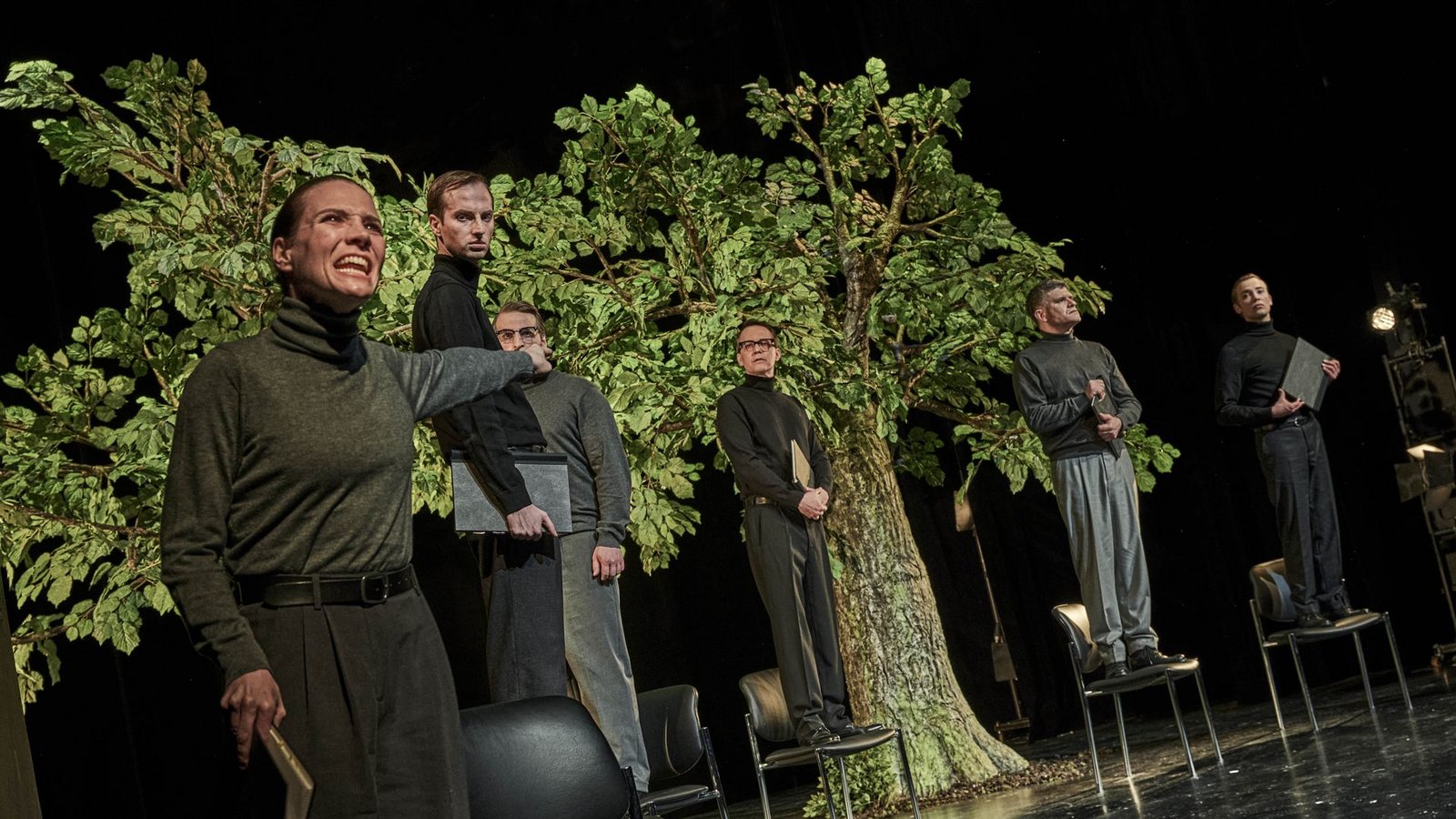 Claire Hordijk (links) und das Ensemble in „Der Brettheim-Prozess“ von Hans SchultheißFoto: Patrick Pfeiffer