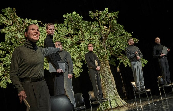 Claire Hordijk (links) und das Ensemble in „Der Brettheim-Prozess“ von Hans Schultheiß<span class='image-autor'>Foto: Patrick Pfeiffer</span>