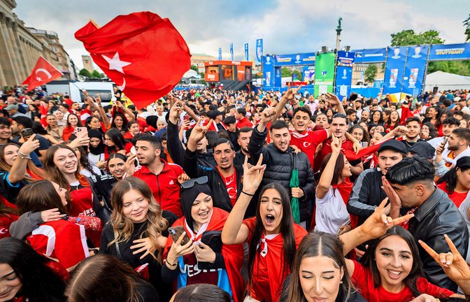 Fans der türkischen Nationalelf zeigen in Stuttgart den Wolfsgruß. Fans der türkischen Nationalelf zeigen in Stuttgart den Wolfsgruß.<span class='image-autor'>Foto: Lichtgut/Julian Rettig</span>