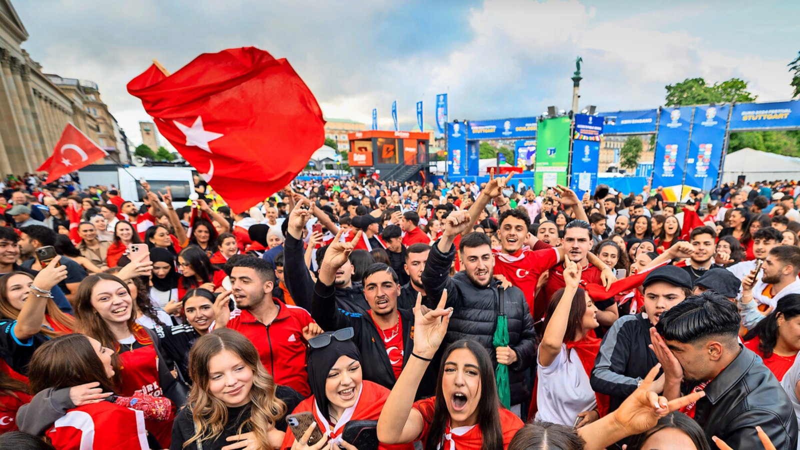 Fans der türkischen Nationalelf zeigen in Stuttgart den Wolfsgruß. Fans der türkischen Nationalelf zeigen in Stuttgart den Wolfsgruß.Foto: Lichtgut/Julian Rettig Fans der türkischen Nationalelf zeigen in Stuttgart den Wolfsgruß. Fans der türkischen Nationalelf zeigen in Stuttgart den Wolfsgruß.Foto: Lichtgut/Julian Rettig