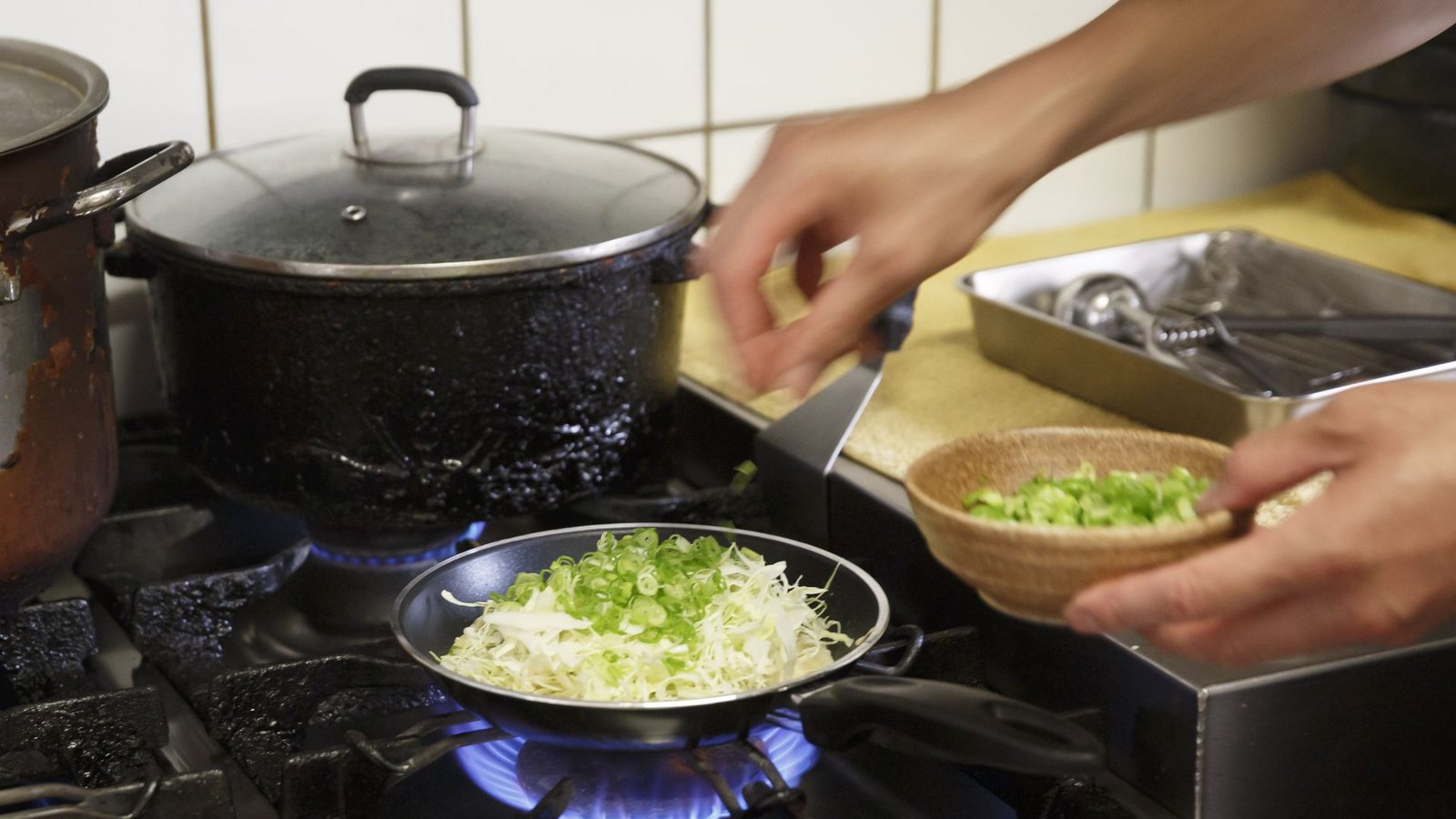 Derzeit ist Speiseöl Mangelware. Doch auch andere Produkte können zum Kochen verwendet werden.Foto: Lichtgut/Julian Rettig Derzeit ist Speiseöl Mangelware. Doch auch andere Produkte können zum Kochen verwendet werden.Foto: Lichtgut/Julian Rettig