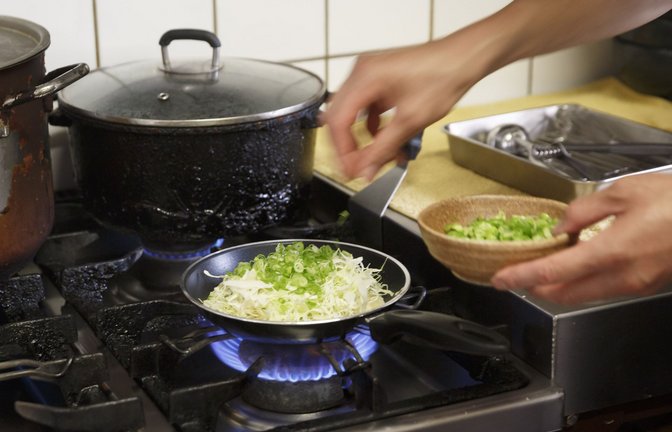 Derzeit ist Speiseöl Mangelware. Doch auch andere Produkte können zum Kochen verwendet werden.<span class='image-autor'>Foto: Lichtgut/Julian Rettig</span>