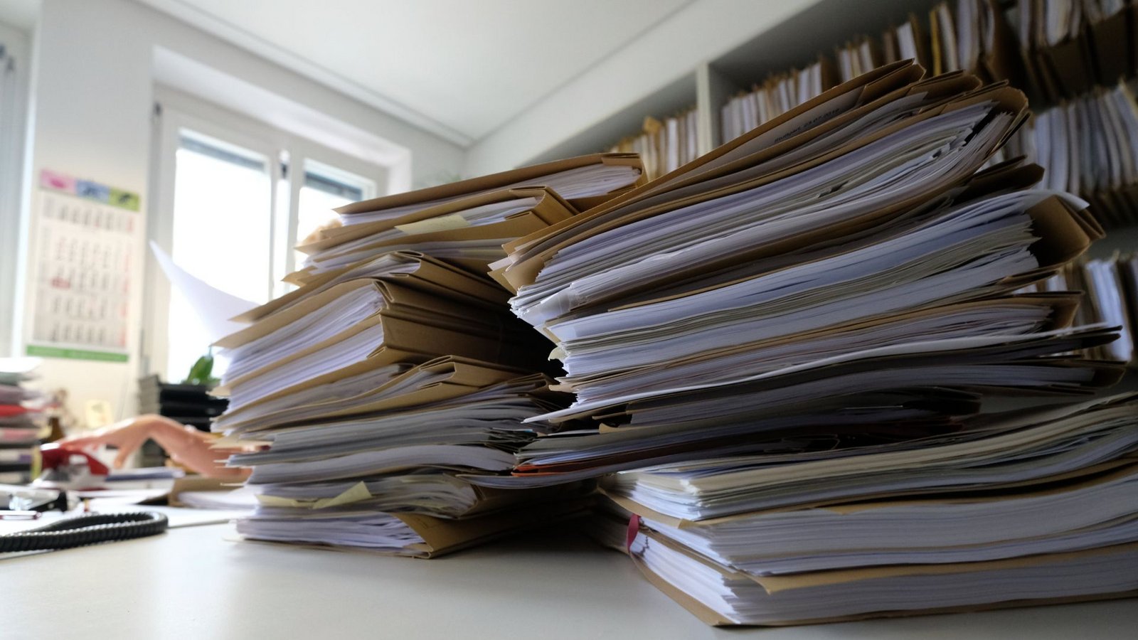 Papierberge in deutschen Amtsstuben- Sinnbild für zu viel Bürokratie.Foto: dpa/Bernd Weißbrod
