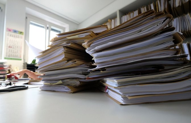 Papierberge in deutschen Amtsstuben- Sinnbild für zu viel Bürokratie.<span class='image-autor'>Foto: dpa/Bernd Weißbrod</span>