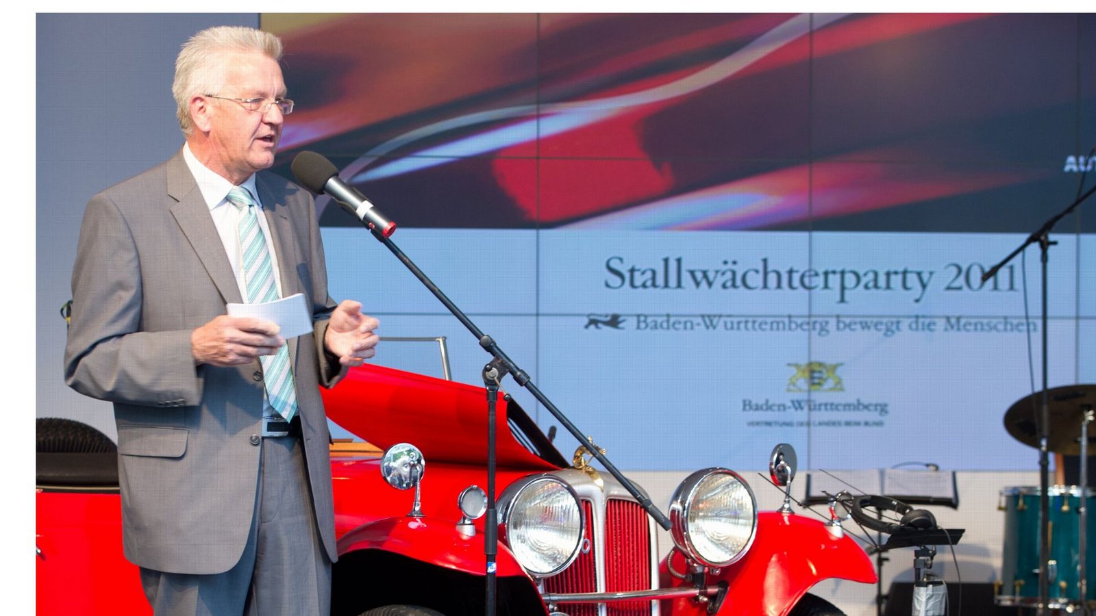 Bei seiner ersten Stallwächterparty als Ministerpräsident musste Winfried Kretschmann (Grüne) das Thema „Automobilsommer“ übernehmen...Foto: dpa Bei seiner ersten Stallwächterparty als Ministerpräsident musste Winfried Kretschmann (Grüne) das Thema „Automobilsommer“ übernehmen...Foto: dpa