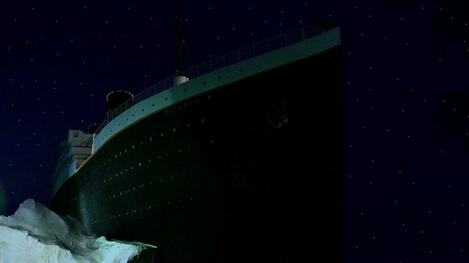 Die Titanic kurz nach der nächtlichen Kollision. (digital bearbeitetes Foto der Attrappe des Titanic-Museums in Branson, Missouri, USA).Foto: Wikipedia commons/Roland Arhelger/CC BY-SA 4.0