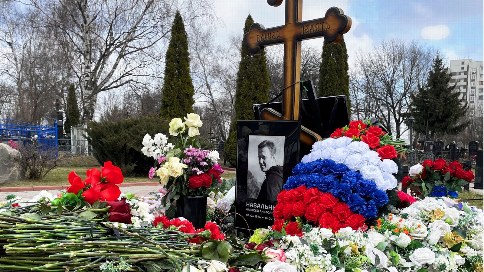 Februar 2025: Das Grab Nawalnys ist mit Blumen bedeckt.Foto: Inna Hartwich