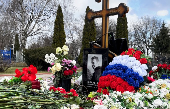 Februar 2025: Das Grab Nawalnys ist mit Blumen bedeckt.<span class='image-autor'>Foto: Inna Hartwich</span>