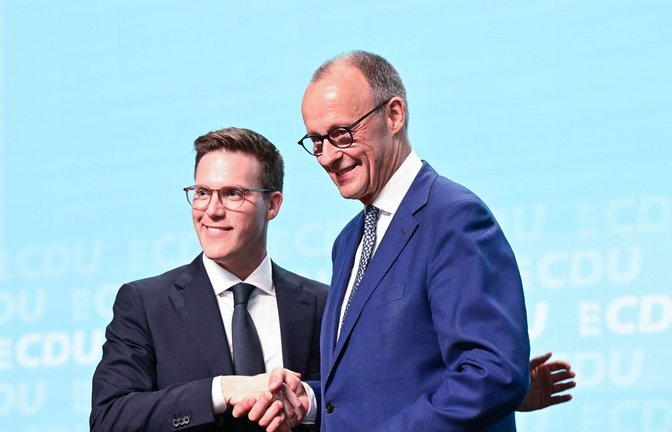 Bundeskanzler Friedrich Merz (re.) und CDU-Spitzenkandidat Manuel Hagel im  Wahlkampf<span class='image-autor'>Foto: Bernd Weißbrod/dpa</span>