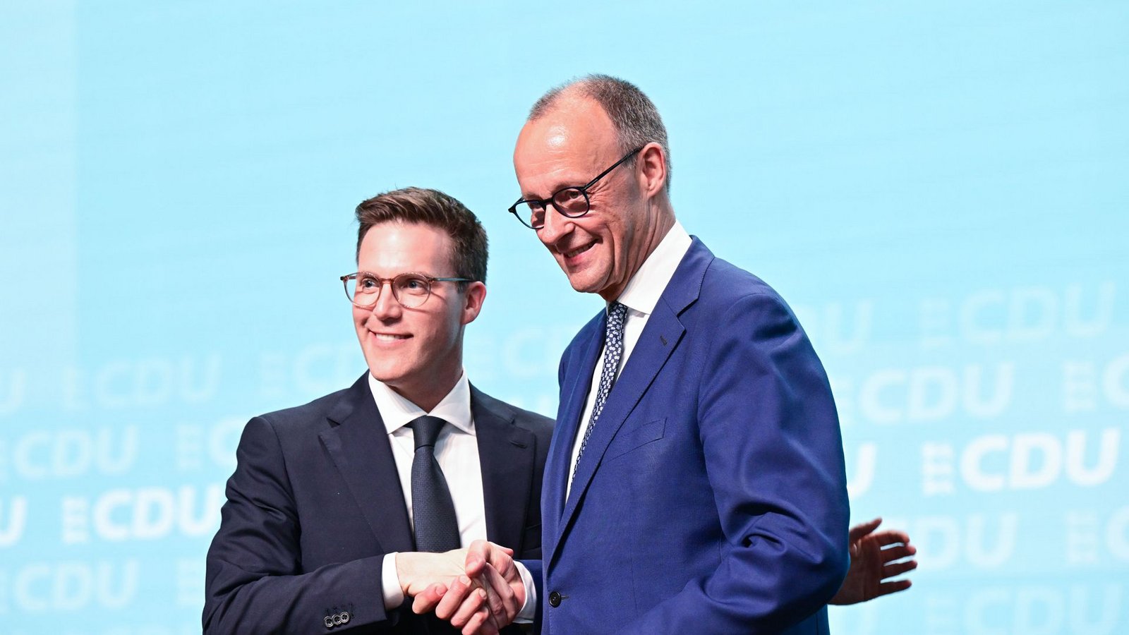 Bundeskanzler Friedrich Merz (re.) und CDU-Spitzenkandidat Manuel Hagel im  WahlkampfFoto: Bernd Weißbrod/dpa