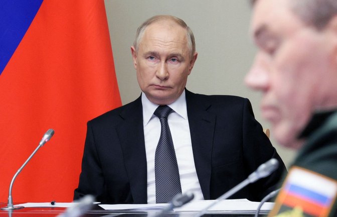 Russlands Präsident Putin sieht die Nato „im Krieg“ mit Russland sollte der Westen dem Einsatz weitreichender Waffen zustimmen. (Archivbild)<span class='image-autor'>Foto: AFP/GAVRIIL GRIGOROV</span>