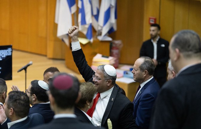 Itamar Ben-Gvir (M), rechtsextremer Polizeiminister von der Partei Otzma Jehudit, und Abgeordnete feiern, nachdem das israelische Parlament in der Knesset einen Gesetzentwurf zur Einführung der Todesstrafe für Terroristen gebilligt hat. (Archivbild)<span class='image-autor'>Foto: Itay Cohen/AP/dpa/Itay Cohen</span>