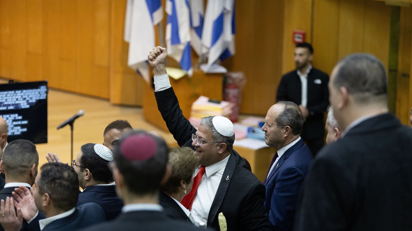 Itamar Ben-Gvir (M), rechtsextremer Polizeiminister von der Partei Otzma Jehudit, und Abgeordnete feiern, nachdem das israelische Parlament in der Knesset einen Gesetzentwurf zur Einführung der Todesstrafe für Terroristen gebilligt hat. (Archivbild)Foto: Itay Cohen/AP/dpa/Itay Cohen