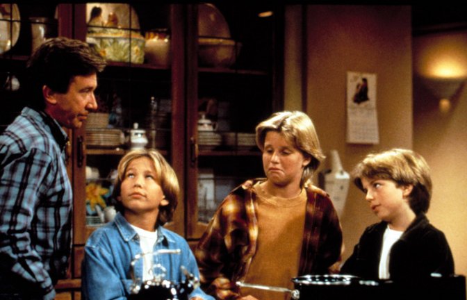 Tim Allen (l.) mit seinen Seriensöhnen Jonathan Taylor, Zachery Ty Bryan und Taran Noah Smith (v.l.) in "Hör mal, wer da hämmert".<span class='image-autor'>Foto: IMAGO / Everett Collection</span>