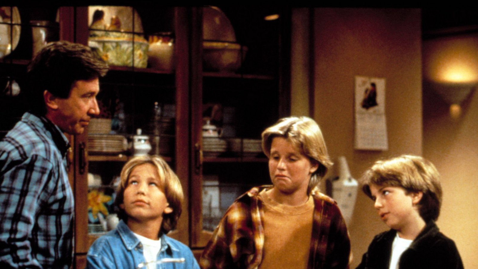 Tim Allen (l.) mit seinen Seriensöhnen Jonathan Taylor, Zachery Ty Bryan und Taran Noah Smith (v.l.) in "Hör mal, wer da hämmert".Foto: IMAGO / Everett Collection Tim Allen (l.) mit seinen Seriensöhnen Jonathan Taylor, Zachery Ty Bryan und Taran Noah Smith (v.l.) in "Hör mal, wer da hämmert".Foto: IMAGO / Everett Collection