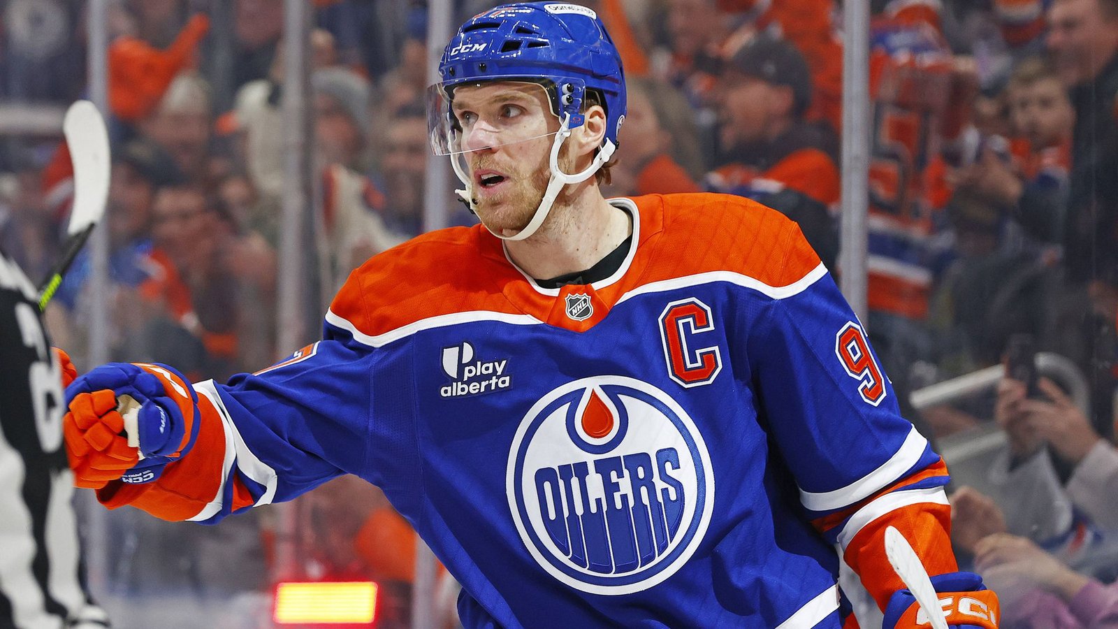 Connor McDavid, EishockeyZweimal hat die nordamerikanische Eishockey-Liga NHL zuletzt entschieden, dass ihre Profis nicht an den Olympischen Spielen teilnehmen. 2018 in Pyoengchang ging es um Versicherungskosten und Marketingrechte, 2022 in Peking um das Coronavirus. Nun in Mailand werden die besten Spieler der Welt wieder am Start sein – und der Allerbeste ist es auch. Connor McDavid (29) führt die kanadische Mannschaft an, und bei seinem ersten Olympia-Turnier zählt für ihn nur die Goldmedaille. „Wir werden ein Team aufbauen“, sagt der Superstar von den Edmonton Oilers, „das gewinnen wird.“ An ihm selbst dürfte dies nicht scheitern. Connor McDavid wurde siebenmal als bester NHL-Profi ausgezeichnet, war fünfmal bester Scorer der Liga. Demnächst wird er die Marke von 1200 Scorer-Punkten knacken. Er ist der schnellste Spieler der NHL, verfügt zudem über eine extrem gute Technik und hohe Wendigkeit. „Auf dem Eis“, schreibt die Liga über ihren Stärksten, „gibt es nichts, was er nicht kann.“ Allerdings hat Connor McDavid, der von den Fans „McJesus“ gerufen wird, noch keinen NHL-Titel gewonnen. Umso mehr wird er nun um Olympia-Gold kämpfen. Schließlich weiß niemand, wie oft ihm die Liga diese Chance noch bietet.Foto: IMAGO/Imagn Images Connor McDavid, EishockeyZweimal hat die nordamerikanische Eishockey-Liga NHL zuletzt entschieden, dass ihre Profis nicht an den Olympischen Spielen teilnehmen. 2018 in Pyoengchang ging es um Versicherungskosten und Marketingrechte, 2022 in Peking um das Coronavirus. Nun in Mailand werden die besten Spieler der Welt wieder am Start sein – und der Allerbeste ist es auch. Connor McDavid (29) führt die kanadische Mannschaft an, und bei seinem ersten Olympia-Turnier zählt für ihn nur die Goldmedaille. „Wir werden ein Team aufbauen“, sagt der Superstar von den Edmonton Oilers, „das gewinnen wird.“ An ihm selbst dürfte dies nicht scheitern. Connor McDavid wurde siebenmal als bester NHL-Profi ausgezeichnet, war fünfmal bester Scorer der Liga. Demnächst wird er die Marke von 1200 Scorer-Punkten knacken. Er ist der schnellste Spieler der NHL, verfügt zudem über eine extrem gute Technik und hohe Wendigkeit. „Auf dem Eis“, schreibt die Liga über ihren Stärksten, „gibt es nichts, was er nicht kann.“ Allerdings hat Connor McDavid, der von den Fans „McJesus“ gerufen wird, noch keinen NHL-Titel gewonnen. Umso mehr wird er nun um Olympia-Gold kämpfen. Schließlich weiß niemand, wie oft ihm die Liga diese Chance noch bietet.Foto: IMAGO/Imagn Images