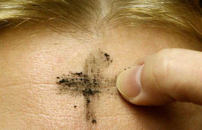 „Bedenke Mensch, dass du Staub bist und zum Staub zurückkehrst“, spricht der Priester im katholischen Gottesdienst am Aschermittwoch und zeichnet den Gläubigen mit Asche ein Kreuz auf die Stirn.<span class='image-autor'>Foto: /a</span>