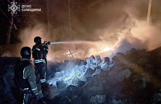 Von Waffenruhe keine Spur: Dieses Foto des staatlichen Rettungsdienstes zeigt angeblich ukrainische Feuerwehrleute in Aktion nach einem russischen Angriff auf die Region Sumy.<span class='image-autor'>Foto: Ukraine's State Emergency Servic</span>