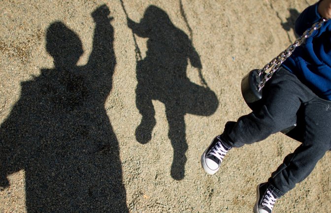 Anschucken ist okay, aber bloß nicht Spielpartner sein! Das rät die Expertin.<span class='image-autor'>Foto: dpa/Julian Stratenschulte</span>