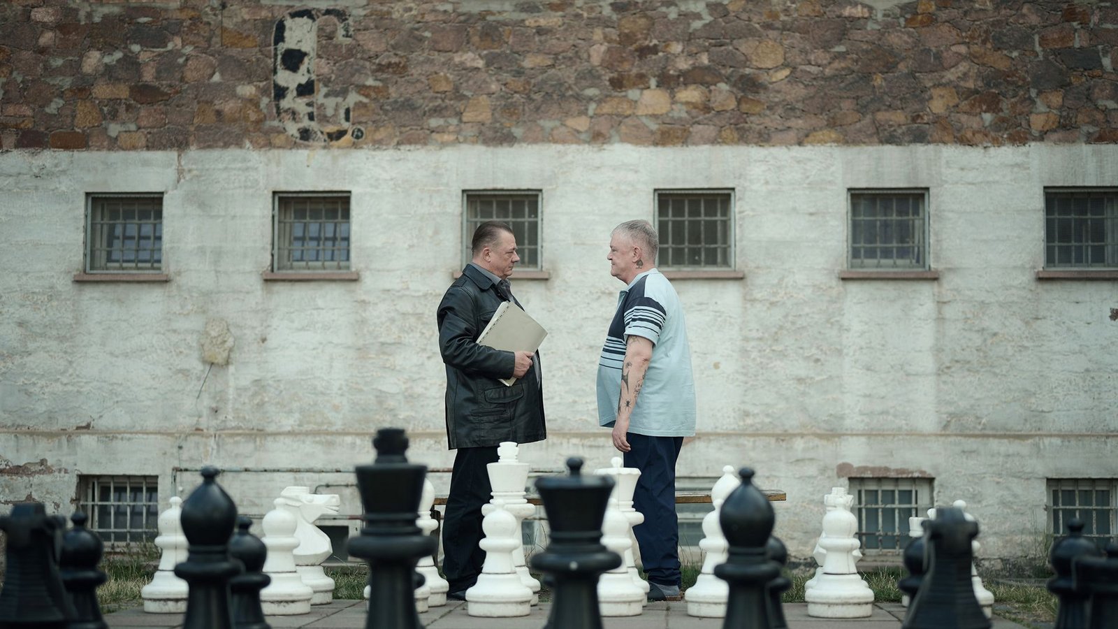 Schach! Koitzsch besucht seinen alten Freund Roman Schuster (Thomas Lawinky) im Gefängnis „Roten Ochsen“.Foto: MDR/Felix Abraham