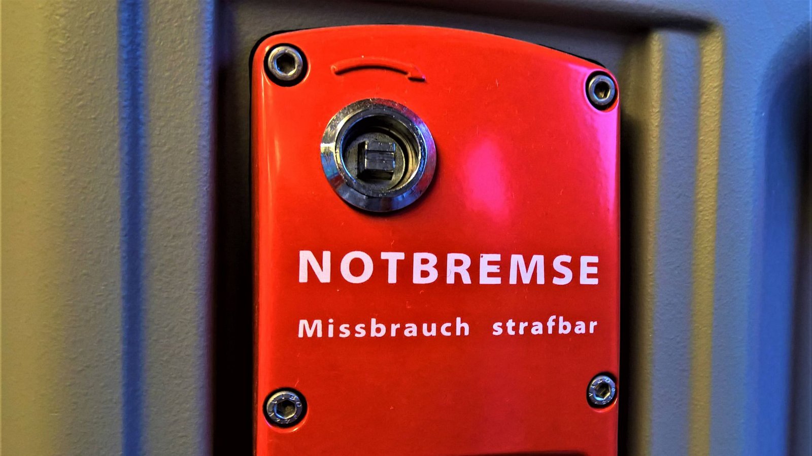 Die Benutzung der Notbremse ohne triftigen Grund ist in Deutschland strafbar. (Symbolbild)Foto: IMAGO/Manfred Segerer Die Benutzung der Notbremse ohne triftigen Grund ist in Deutschland strafbar. (Symbolbild)Foto: IMAGO/Manfred Segerer