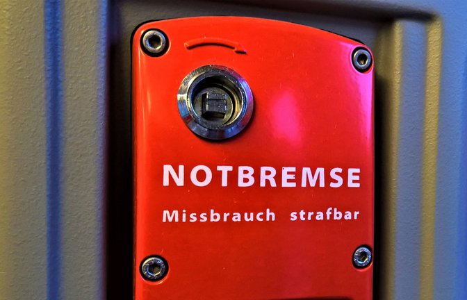 Die Benutzung der Notbremse ohne triftigen Grund ist in Deutschland strafbar. (Symbolbild)<span class='image-autor'>Foto: IMAGO/Manfred Segerer</span>