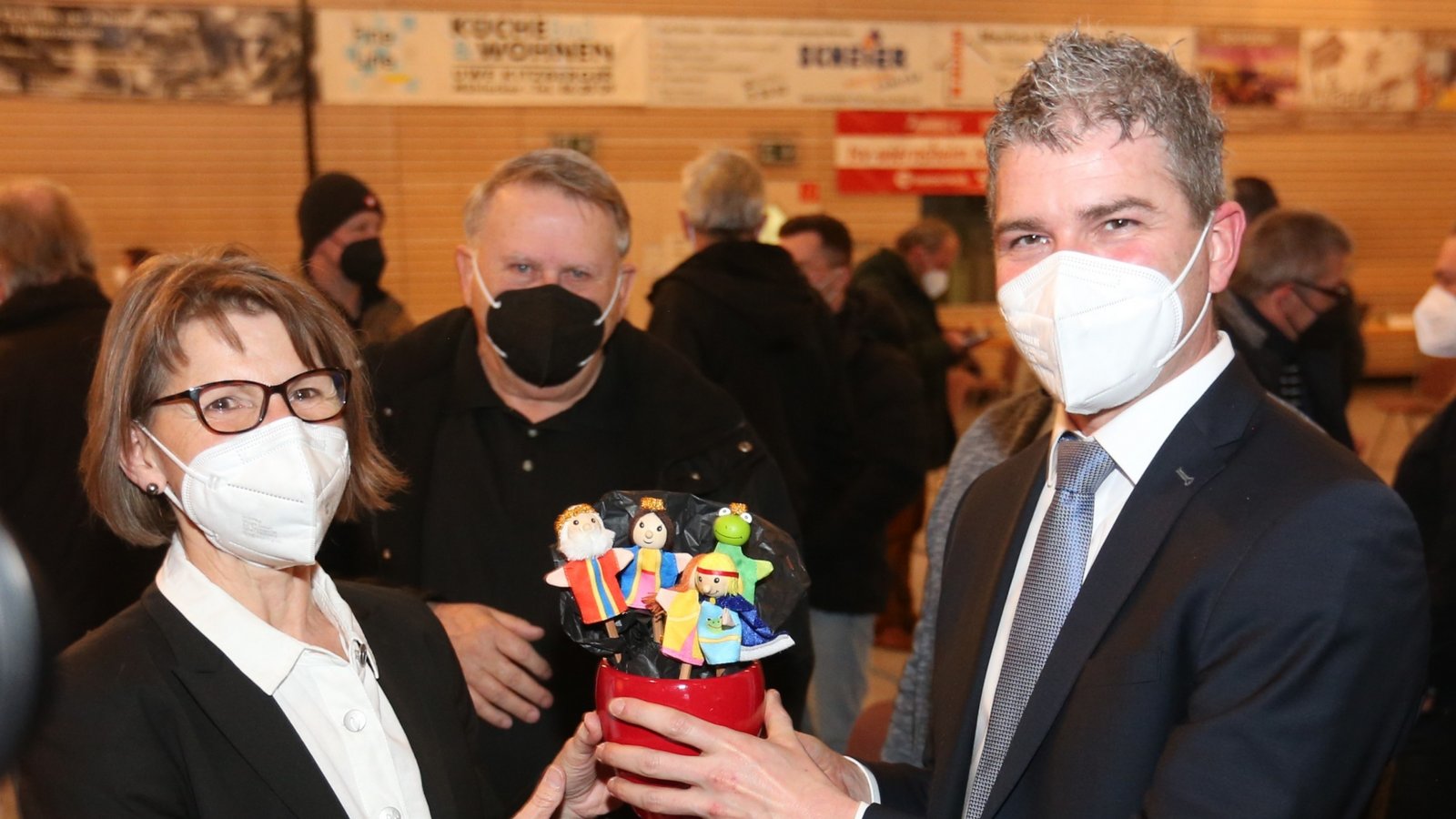 Bezugnehmend auf eine Karikatur im Wahlkampf überreicht Gemeinderätin Ulrike Brandauer dem Wahlsieger Matthias Enz einige Fingerpuppen. Foto: KüppersFoto: Küppers Bezugnehmend auf eine Karikatur im Wahlkampf überreicht Gemeinderätin Ulrike Brandauer dem Wahlsieger Matthias Enz einige Fingerpuppen. Foto: KüppersFoto: Küppers