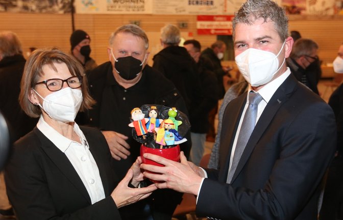 Bezugnehmend auf eine Karikatur im Wahlkampf überreicht Gemeinderätin Ulrike Brandauer dem Wahlsieger Matthias Enz einige Fingerpuppen. Foto: Küppers<span class='image-autor'>Foto: Küppers</span>