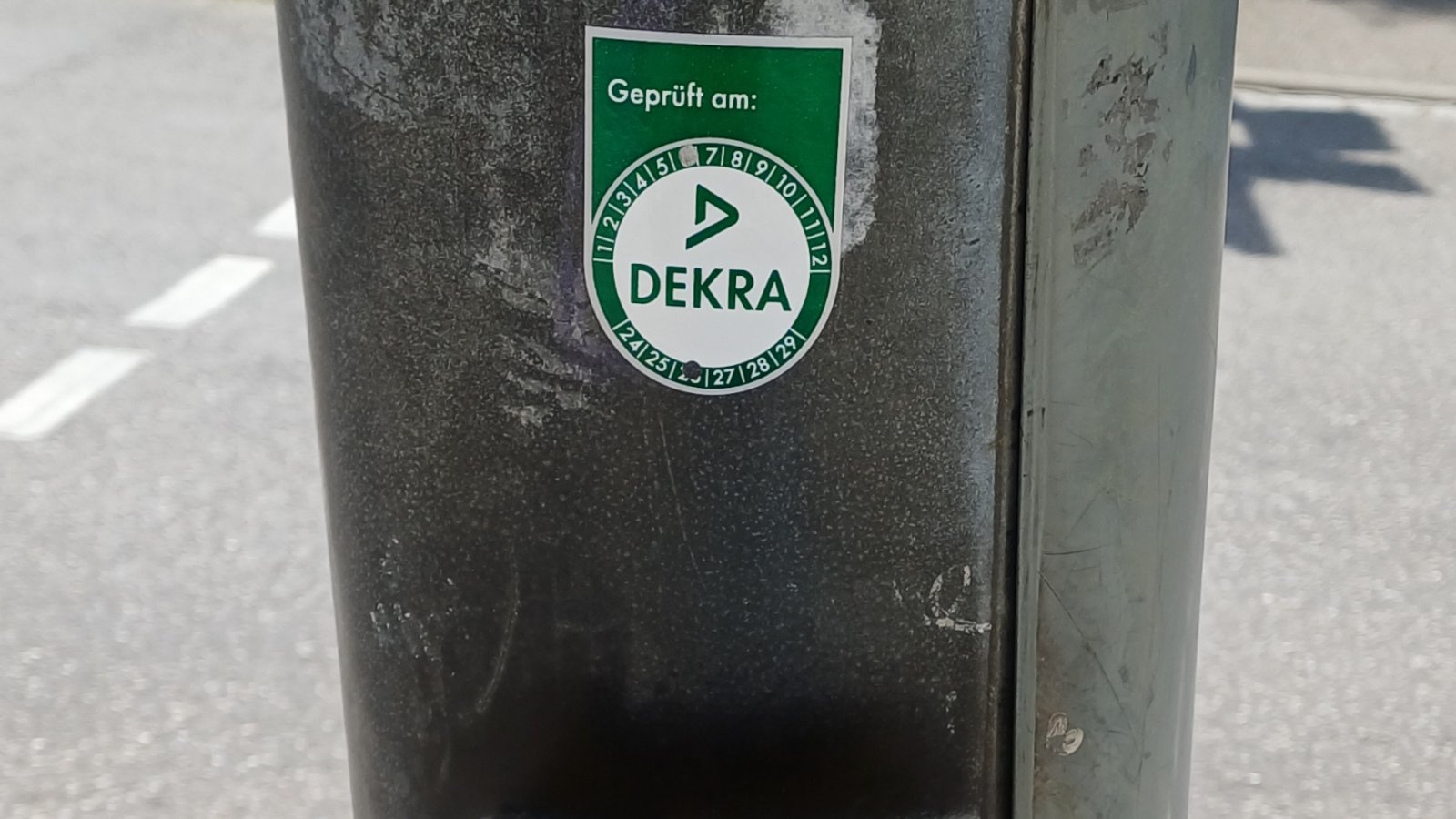 Auch die Standsicherheit von Masten wird geprüft, hier in Vaihingen.  Foto: Rücker
