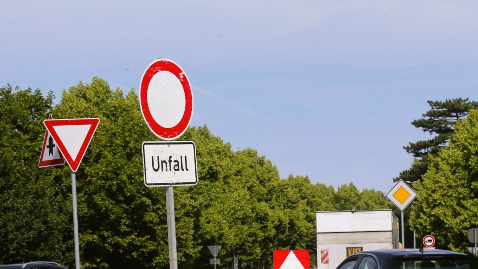 Ein längerer Stau bildet sich während Unfallaufnahme und Fahrbahnreinigung. Foto: Küppers Ein längerer Stau bildet sich während Unfallaufnahme und Fahrbahnreinigung. Foto: Küppers