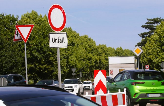Ein längerer Stau bildet sich während Unfallaufnahme und Fahrbahnreinigung. <span class='image-autor'>Foto: Küppers</span>