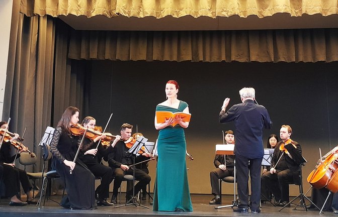 Sopranistin Juliane Brittain interpretiert vier Lieder aus Schuberts „Winterreise“, begleitet von der Sueddeutschen Kammersinfonie Bietigheim unter Leitung von Peter Wallinger und moderiert von Schauspieler Frank Albrecht (links). <span class='image-autor'>Foto: Filitz</span>