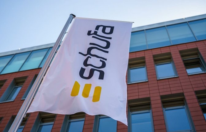 Die Wirtschaftsauskunftei Schufa speichert einem Medienbericht zufolge veraltete Daten von zahlreichen Verbraucherinnen und Verbrauchern deutlich länger als bisher angenommen.<span class='image-autor'>Andreas Arnold/dpa</span>