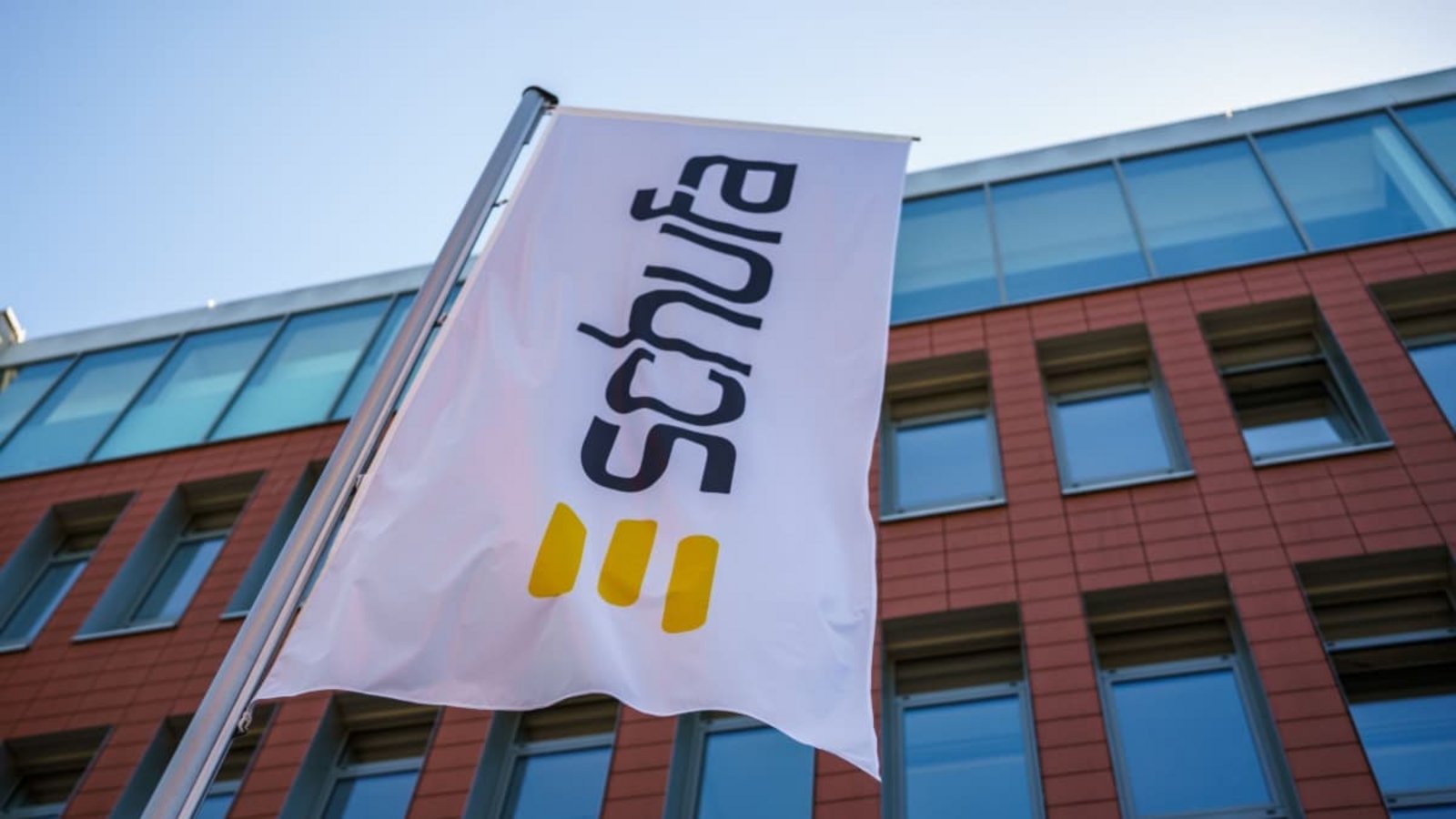 Die Wirtschaftsauskunftei Schufa speichert einem Medienbericht zufolge veraltete Daten von zahlreichen Verbraucherinnen und Verbrauchern deutlich länger als bisher angenommen.Andreas Arnold/dpa