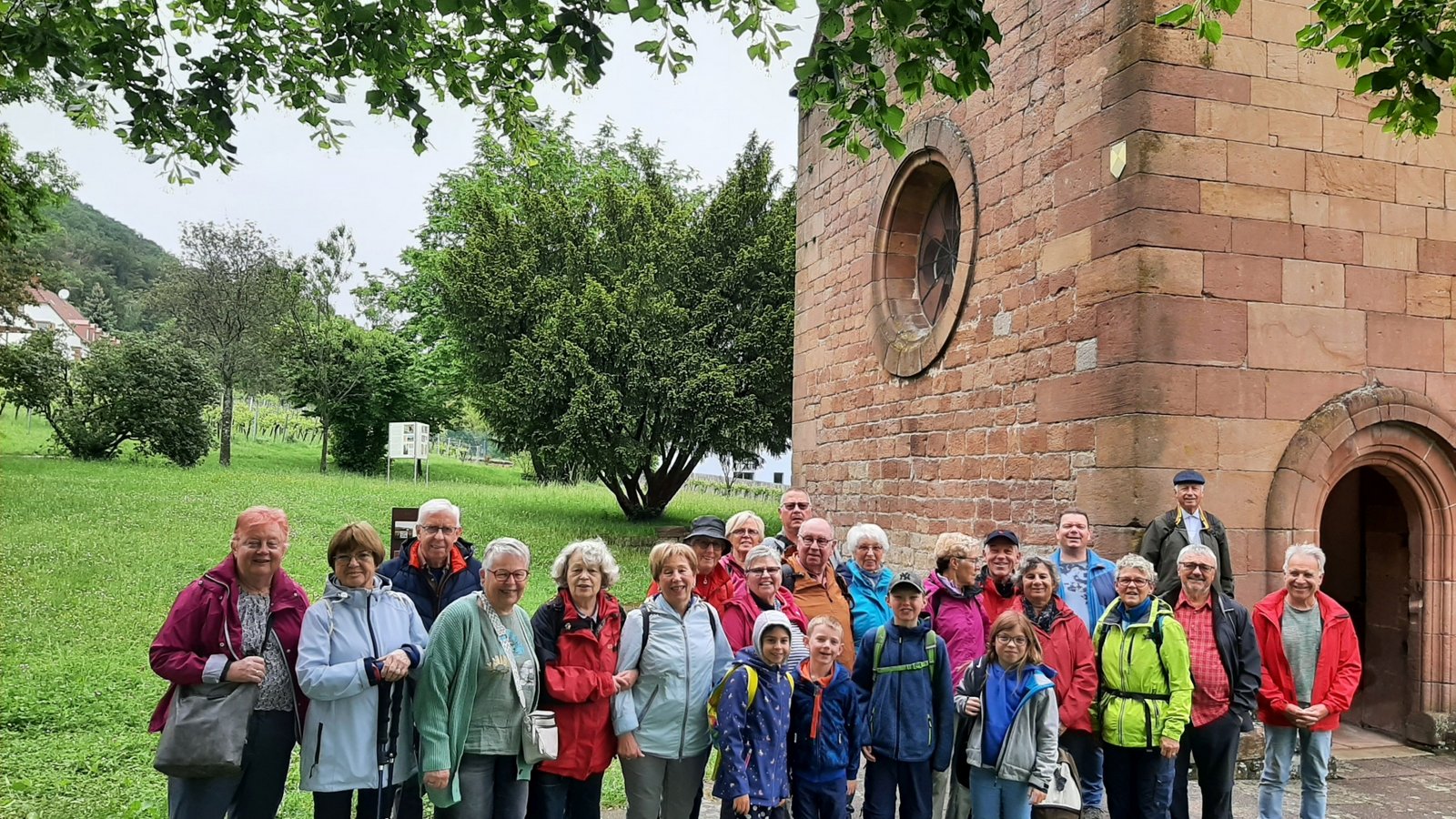 Die Teilnehmer der Freizeit vor der Nikolauskapelle in Klingenmünster. Foto: p Die Teilnehmer der Freizeit vor der Nikolauskapelle in Klingenmünster. Foto: p