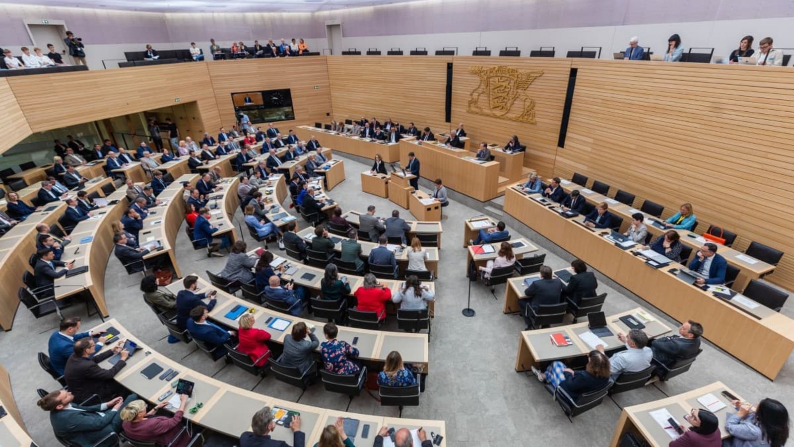 Landtag in Stuttgart: Die Mehrheit der Menschen in Baden-Württemberg ist mit dem Funktionieren der Demokratie auf Landesebene zufrieden. Die Zufriedenheit mit der Landesregierung geringer.Christoph Schmidt/dpa
