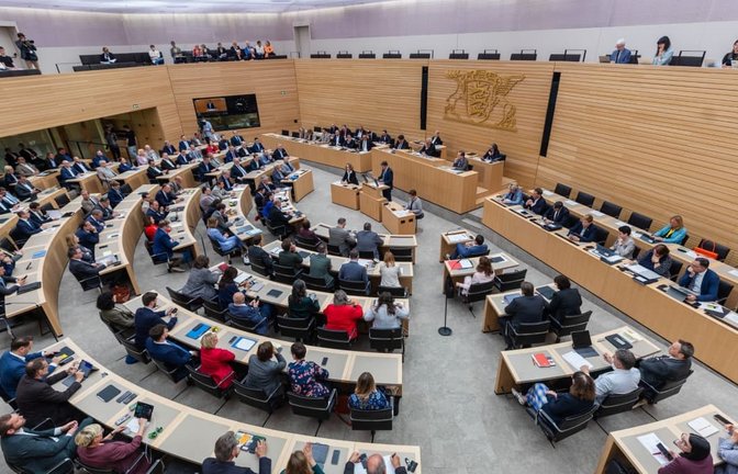 Landtag in Stuttgart: Die Mehrheit der Menschen in Baden-Württemberg ist mit dem Funktionieren der Demokratie auf Landesebene zufrieden. Die Zufriedenheit mit der Landesregierung geringer.<span class='image-autor'>Christoph Schmidt/dpa</span>