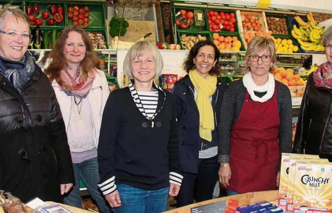 Die Freie Liste Frauen Oberriexingen setzt sich für die Nahversorgung vor Ort ein. Unser Bild zeigt (von links): Beate Fetzer, Birgit Dinkel-Buchner, Regina Schütz-Klose, Anja Schäberle, Landmarkt-Inhaberin Susanne Stolz und Gabriele Bortz.  Foto: Elsässer