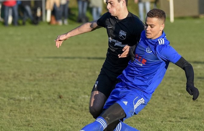 Patrick Gebhardt (links) ist fast ein Torgarant für den SV Riet in der Fußball-Kreisliga B 7, auch wenn er hier vom Böönigheimer Kevin Travnicsek abgelaufen wird. <span class='image-autor'>Foto: Leitner</span>