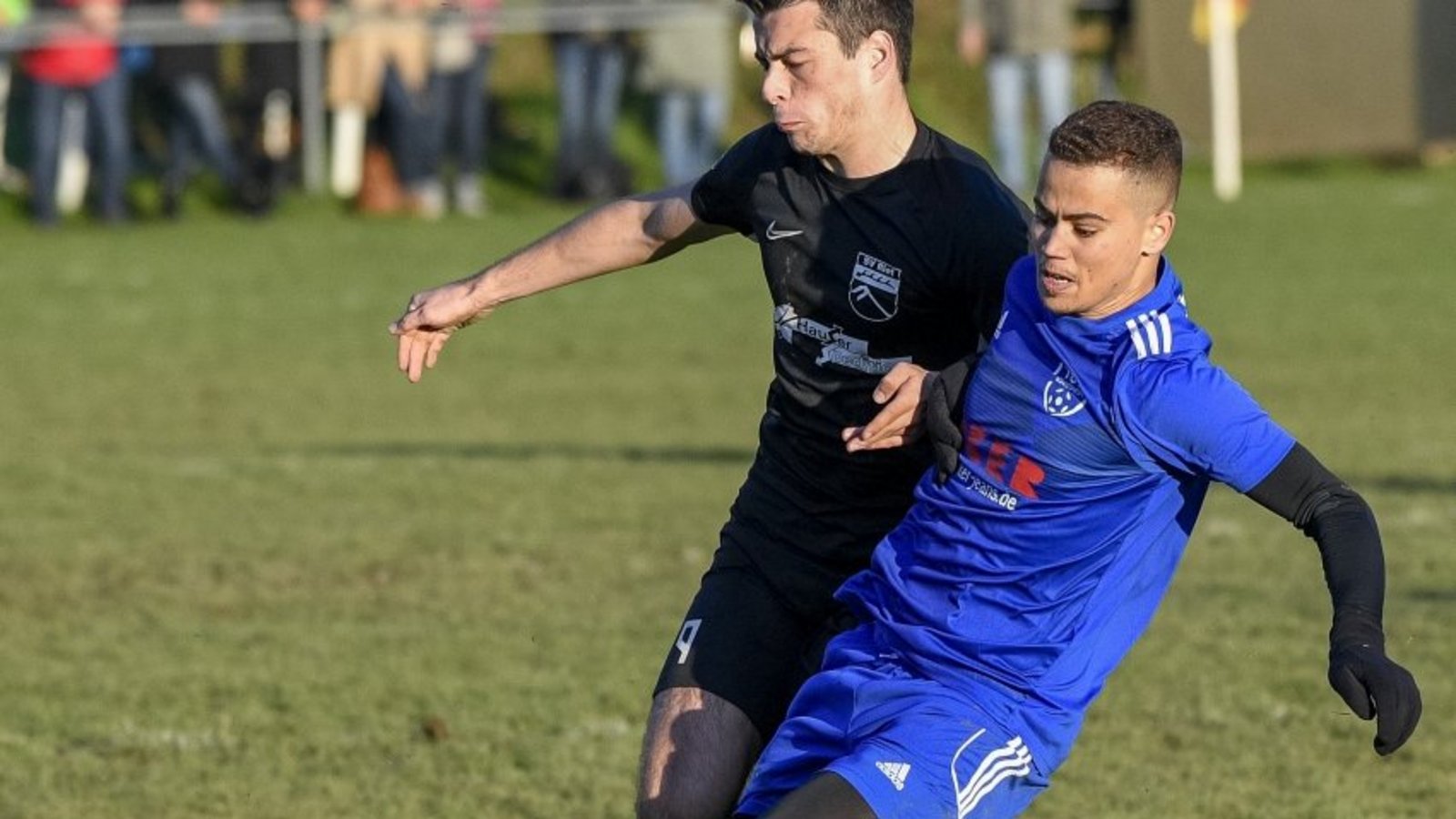 Patrick Gebhardt (links) ist fast ein Torgarant für den SV Riet in der Fußball-Kreisliga B 7, auch wenn er hier vom Böönigheimer Kevin Travnicsek abgelaufen wird. Foto: Leitner Patrick Gebhardt (links) ist fast ein Torgarant für den SV Riet in der Fußball-Kreisliga B 7, auch wenn er hier vom Böönigheimer Kevin Travnicsek abgelaufen wird. Foto: Leitner