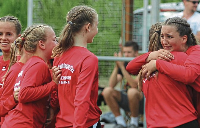 Vor allem bei Lisa Knodel (rechts), die Ricarda Stübbe umarmt, bahnten sich die Emotionen nach dem Sieg bei der süddeutschen Meisterschaft ihren Weg. Foto: Nachreiner