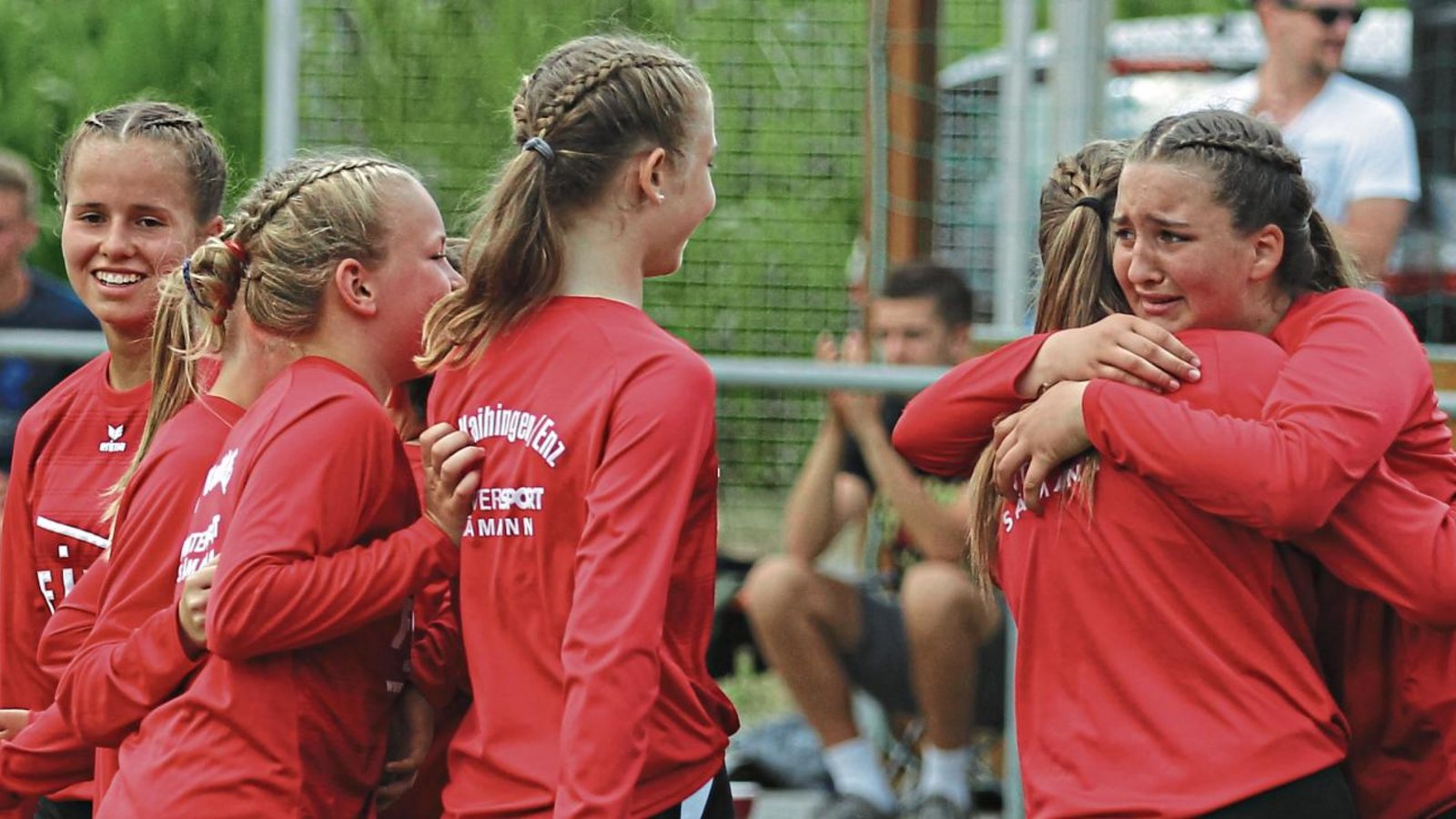 Vor allem bei Lisa Knodel (rechts), die Ricarda Stübbe umarmt, bahnten sich die Emotionen nach dem Sieg bei der süddeutschen Meisterschaft ihren Weg. Foto: Nachreiner Vor allem bei Lisa Knodel (rechts), die Ricarda Stübbe umarmt, bahnten sich die Emotionen nach dem Sieg bei der süddeutschen Meisterschaft ihren Weg. Foto: Nachreiner