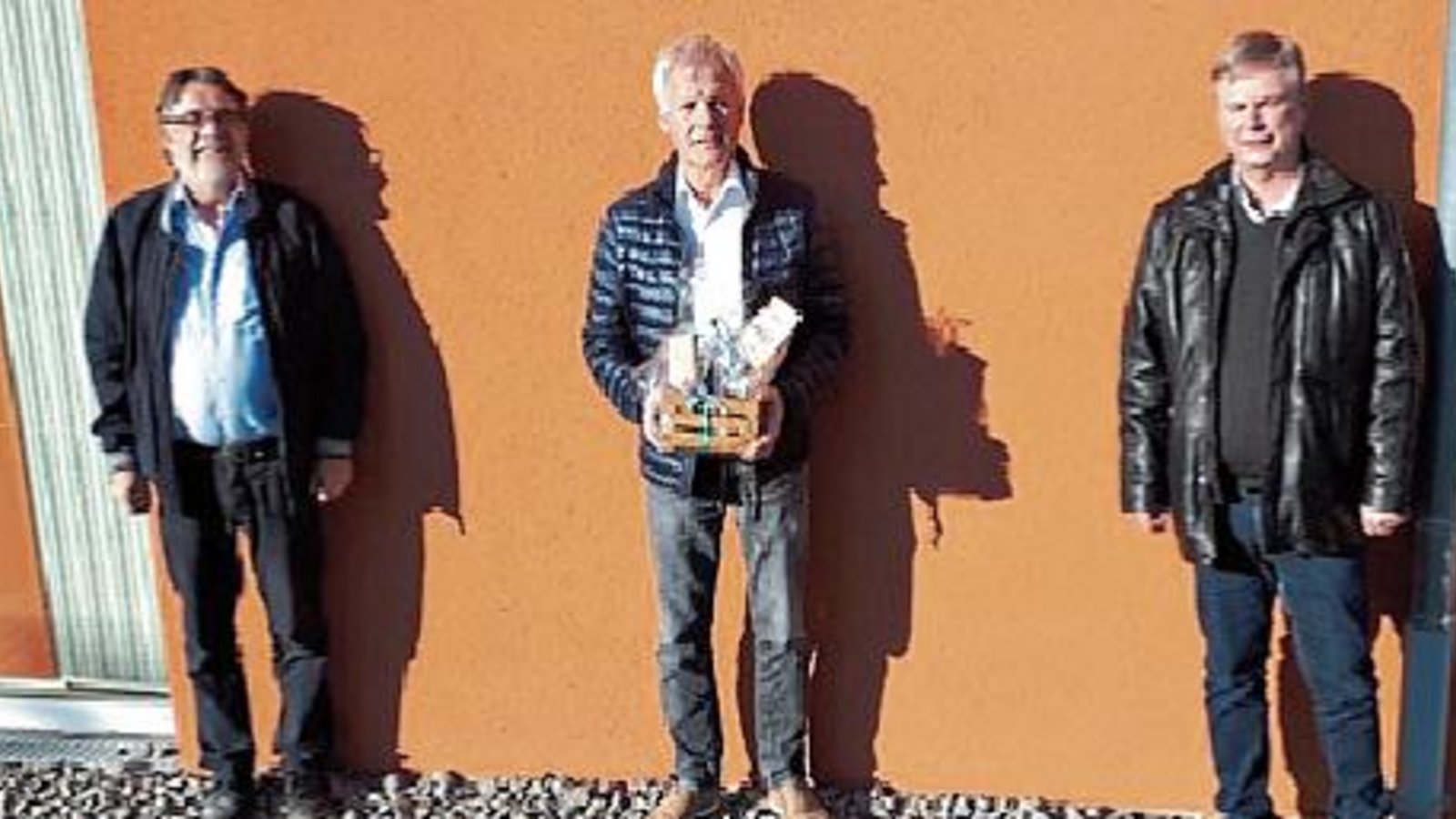 Der SPD-Fraktionsvorsitzende Hans Vester mit dem ausscheidenden Kreisrat Thomas Knapp und seinem Nachrücker Jürgen Metzger (von links). Foto: p Der SPD-Fraktionsvorsitzende Hans Vester mit dem ausscheidenden Kreisrat Thomas Knapp und seinem Nachrücker Jürgen Metzger (von links). Foto: p
