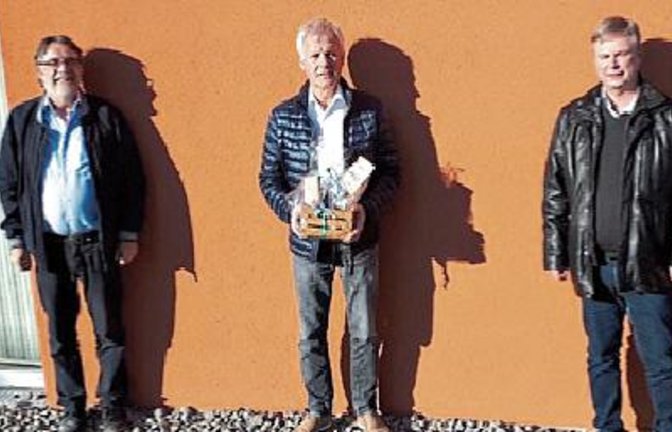 Der SPD-Fraktionsvorsitzende Hans Vester mit dem ausscheidenden Kreisrat Thomas Knapp und seinem Nachrücker Jürgen Metzger (von links).  Foto: p