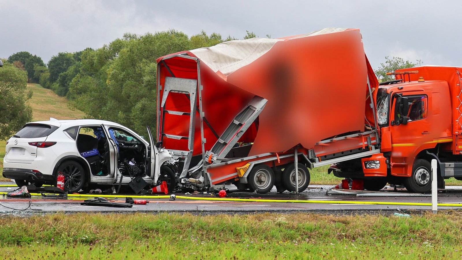 Das Auto stieß gegen den Anhänger, der dann auf den Lastwagen aufgeschoben wurde.S.Weber/Fuldamedia/dpa Das Auto stieß gegen den Anhänger, der dann auf den Lastwagen aufgeschoben wurde.S.Weber/Fuldamedia/dpa